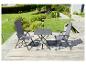 Deux chaises pliantes grises et une table en verre sur une terrasse en bois.