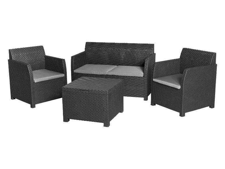 Un salon de jardin en osier noir avec deux fauteuils, une causeuse et une table basse.