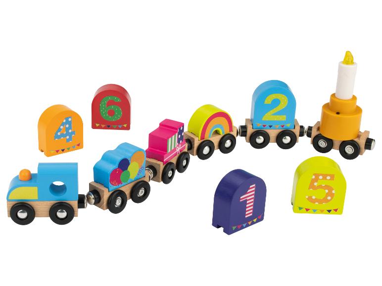 Ensemble de train en bois coloré avec des blocs numérotés et un wagon en forme de gâteau.