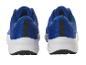 Paire de baskets bleues à semelle blanche.