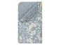 Couverture matelassée bleu clair à motif floral.