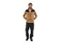 Un homme porte une veste en polaire marron Workwear et un pantalon de travail noir.