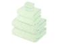 Une pile de serviettes douces de couleur vert clair.