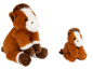 Deux chevaux en peluche marron et blanc sur fond noir