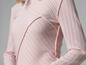 Un pull rose à manches longues en tricot.