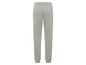 Un pantalon de survêtement vert.