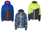 Trois vestes d'hiver pour enfants : une bleue et marine, une camouflage bleue, et une jaune fluo et marine.