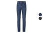 Un jean bleu à taille haute.