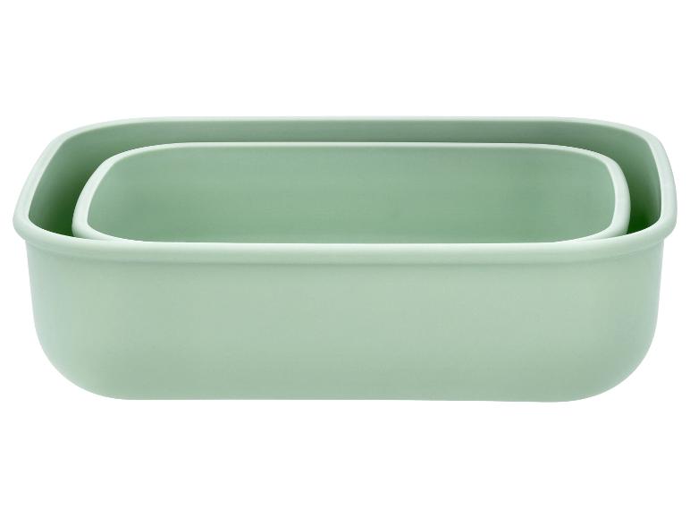 Deux récipients rectangulaires vert menthe pour aliments, l'un emboîté dans l'autre.