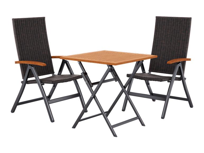 Chaises de jardin en osier marron avec accoudoirs en bois et table pliante en bois assortie.