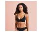 Une femme portant un soutien-gorge et une culotte noirs.