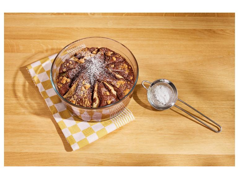 Gâteau aux poires et chocolat, servi dans un plat en verre.