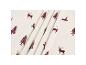 Tissu blanc avec motif de cerfs et de pins rouge foncé