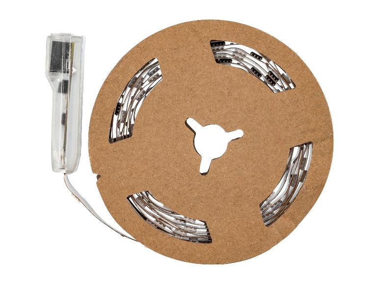 Une bande lumineuse LED enroulée sur une bobine en carton avec un connecteur en plastique transparent.