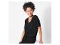 Une femme portant un haut et un pantalon noirs.