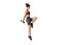 Femme en tenue de sport noire et grise, faisant un exercice de levée de genou avec un haltère.