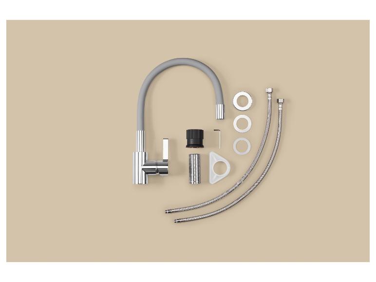 Robinet de cuisine avec tuyau gris flexible, deux conduites d'alimentation tressées et matériel d'installation.