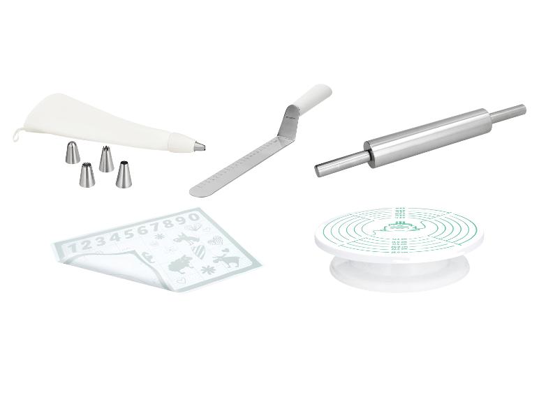 Kit de décoration de gâteaux avec poche à douille, douilles, rouleau à pâtisserie, spatule et plateau tournant.