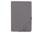 Un drap-housse gris.