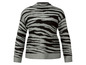 Un pull gris avec un motif zèbre rayé noir.