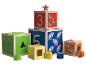 Jouets en bois avec des animaux et des chiffres pour bébés.