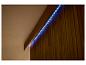 Éclairage LED bleu sur un mur en bois.