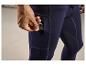 Leggings de sport bleu marine avec une poche zippée.