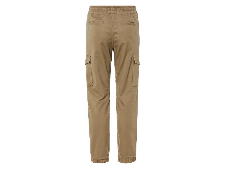 Pantalon cargo beige avec élastique à la taille.
