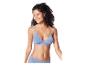 Une femme porte un soutien-gorge et une culotte bleus avec de la dentelle.
