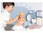 Un enfant joue au docteur avec une poupée et un jeu de docteur pour enfants.