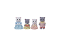 Quatre figurines de chats avec différentes tenues : robe bleue, robe jaune, robe rose et gilet rose avec short rouge.