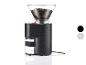 Un moulin à café Bodum noir avec une trémie transparente remplie de grains de café.