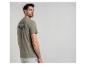 Homme en t-shirt kaki avec imprimé palmier et texte 'Palm Oasis' au dos.