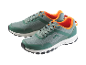 Une paire de baskets vertes et oranges.