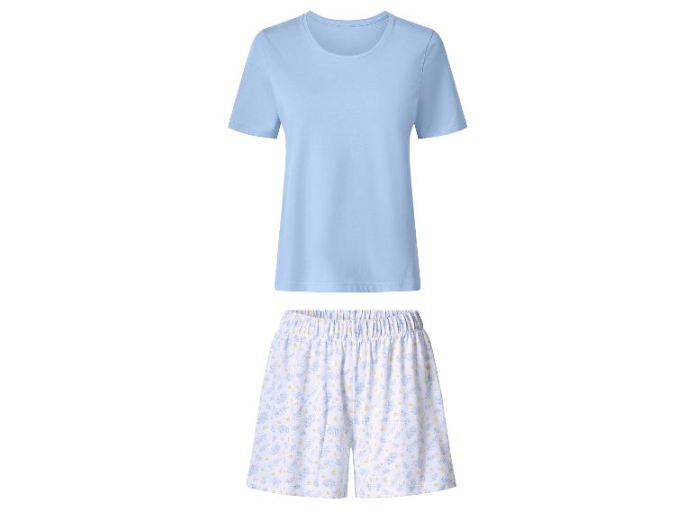 T-shirt bleu clair et short blanc à motif floral.