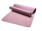 Tapis de yoga Crivit rose, partiellement roulé, sur fond blanc