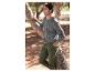 Un homme portant un pull gris et un pantalon cargo vert.