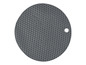 Un dessous de plat rond en silicone gris avec un motif en nid d'abeille.