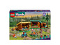 Ensemble LEGO Friends avec deux cabanes en bois, des vélos et des mini-poupées.