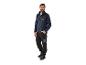 Un homme portant une veste polaire bleue Parkside et un pantalon de travail noir.