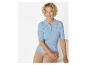 Pull fin côtelé bleu clair et pantalon beige.
