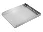 Plaque de cuisson rectangulaire argentée avec bords relevés.