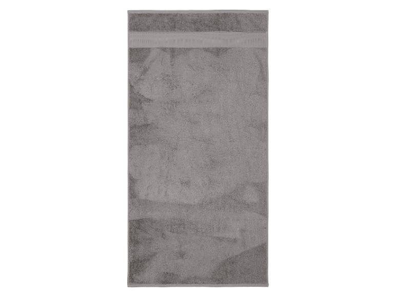 Serviette grise avec une bande décorative en haut.