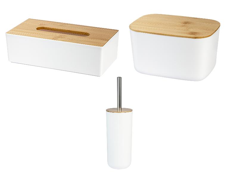 Distributeur de mouchoirs, boîte de rangement et brosse de toilette blancs avec couvercles en bambou.