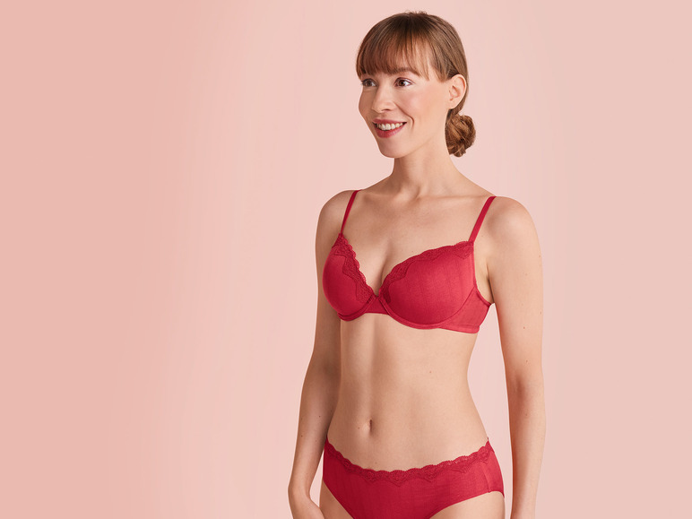 Une femme portant un soutien-gorge et une culotte rouges.