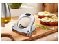 Un coupe-œuf avec un œuf à l'intérieur, à côté de toasts à l'œuf et à la ciboulette.