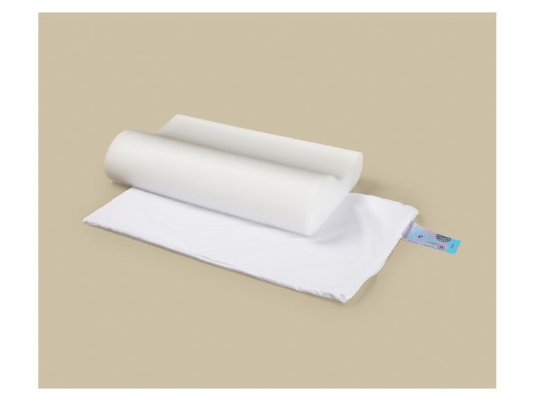 Oreiller de soutien cervical blanc avec housse sur fond beige.