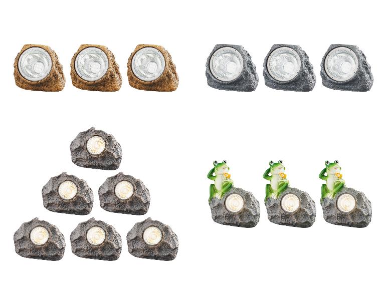 Lampes solaires d'extérieur en forme de roche marron, grise et avec des grenouilles décoratives.