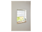 Stores blanches dans une fenêtre avec une petite plante sur le rebord de la fenêtre.