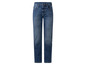 Un jean bleu à taille haute.
